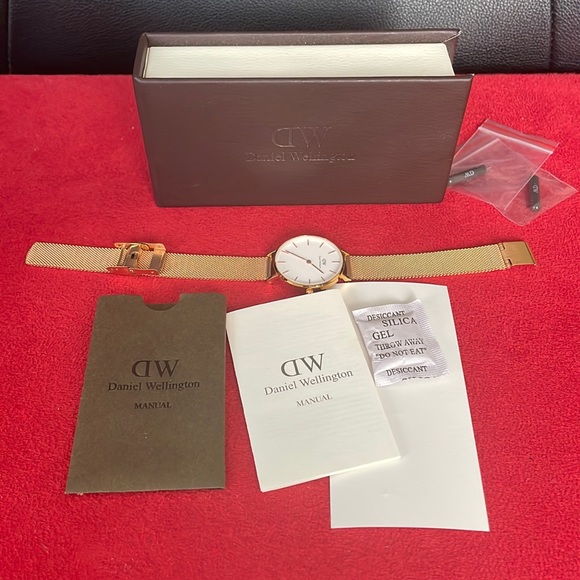 Authentic DW Gold Watch⏱⌚️⭐️ - Picture 3 of 16